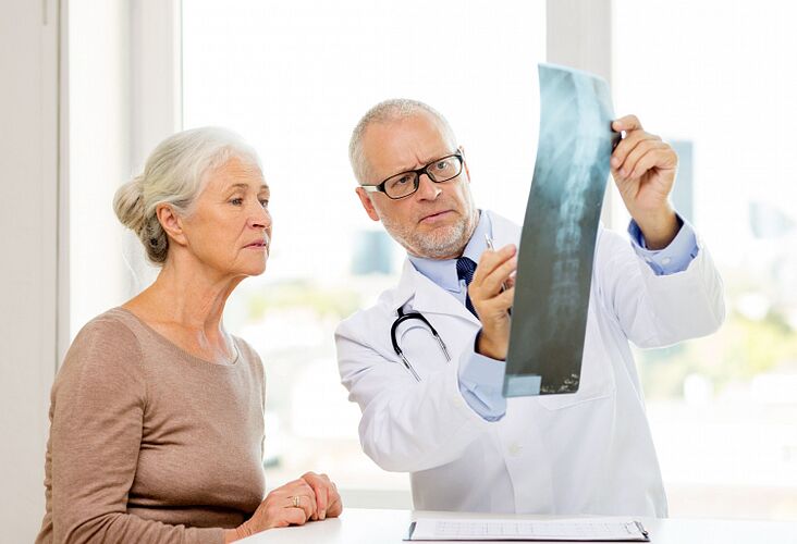 The doctor determines cervical osteochondrosis in a patient with radiography